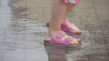 Kız giyinmiş Gölcük aracılığıyla çalışan bir ıslak Sundress olduğunu