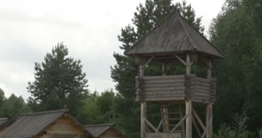 Bir ayağı, çatı, merdiven üzerinde ahşap günlük Watchtower