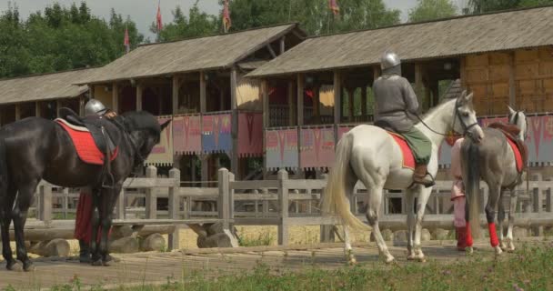 Acteurs comme le prince Vladimir le Grand, Baptiseur de la Russie, et deux de ses guerriers sont montés sur leurs chevaux, descendu — Video