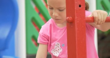 Çocuklar, çocuklar, Bahçesi, oynayan, pembe tişört kız elinde oyuncak Kaplan, kız tırmanma merdivenleri için uzakta çalışan çocuklarıyız