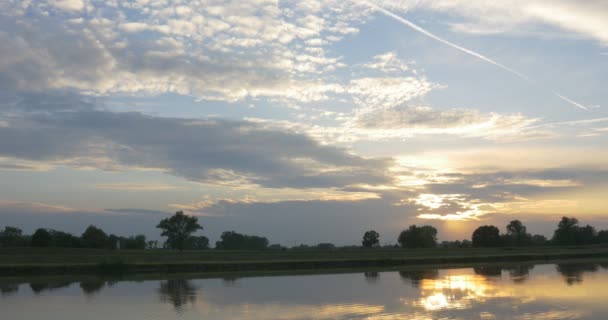 Puesta del sol, Cirrus en el cielo, trazado de planos — Vídeos de Stock