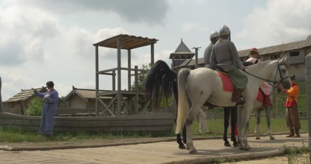 Актёры спины, мужчины на конях, актёры Мужчины и женщины, князь Владимир Великий и двое его воинов, обсуждающие — стоковое видео