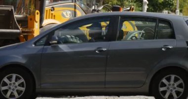 Sarı Ekskavatör yakın kadar Kepçe taşımaları bloklarla güneşli gün Polonya Opole tarafından geçen blok yol onarım şehir sokak arabalar kapmak
