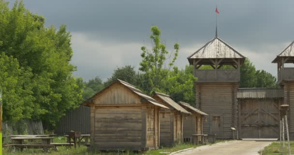Puerta entre las torres de observación, banderas, cielo gris en Backgraung — Vídeo de stock
