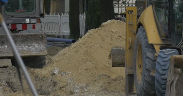 Excavación y puesta a tierra de la zanja por excavadora en la calle Sity — Vídeos de Stock