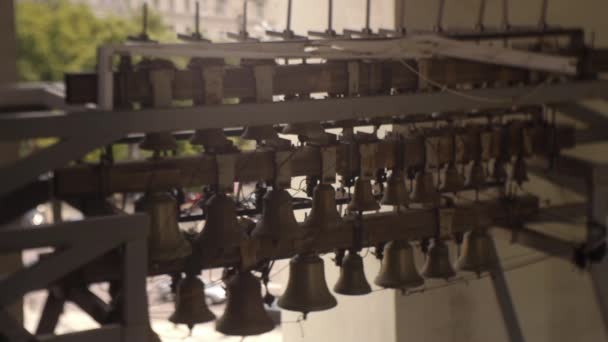 Glockenturm von Sofia von Kiev, Kathedrale, Glocken zwischen zwei Mauern, Autos vom Glockenturm — Stockvideo