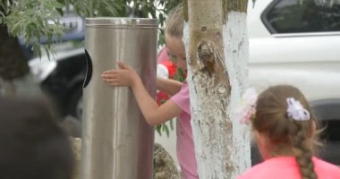 Çocuklar, Çocuklar, Oyun Alanında Oynuyorlar, Dustbinle Oynuyorlar, Dustbini Aldı, Koydum, Kaç