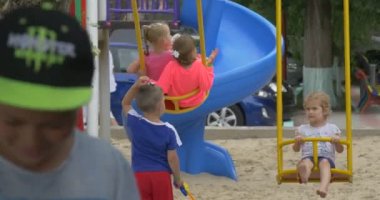 Çocuklar, Çocuklar Oyun Alanında Oynuyorlar, Salıncakta Sallanıyorlar, İki Kız Bir SalıncakTa Oturuyor, Yürüyor, Konuşuyor