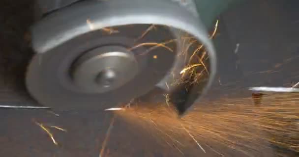 Coupe abrasive avec meuleuse d'angle, machine, outil électrique à main, meule 