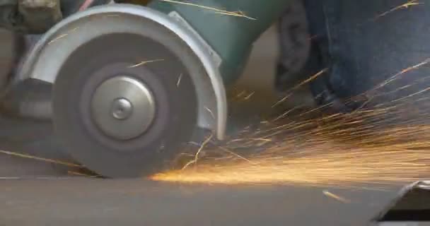 Schurende snijden met haakse slijper, Machine, Hand-Held machtshulpmiddel, slijpschijf — Stockvideo