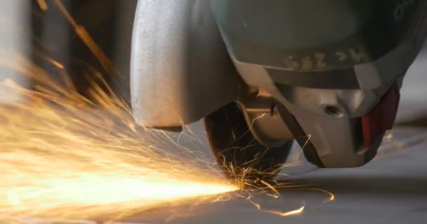 Schurende snijden met haakse slijper, Machine, Hand-Held machtshulpmiddel, slijpschijf — Stockvideo