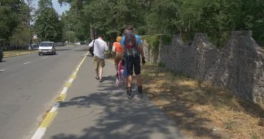 İnsanlar bir parkta yürüyüş