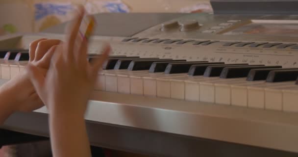Baby Girl tocando no teclado eletrônico de piano com entusiasmo — Vídeo de Stock