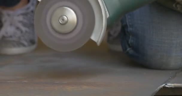 用角磨机、 手持电动工具，砂轮磨料切割 — 图库视频影像