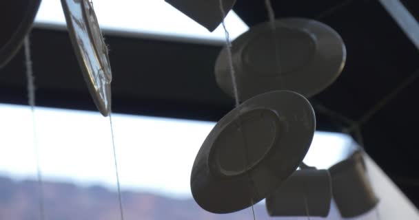 Tasses blanches, Soucoupes blanches, Soucoupes gros plan tournent, Faim sous le plafond sur les fils, Construction métallique du plafond — Video
