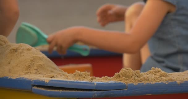 Kleine Mädchen im Sandkasten — Stockvideo