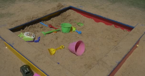 Ein Sandkasten mit Spielzeug — Stockvideo