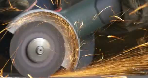 Schurende snijden met haakse slijper, Machine, Hand-Held machtshulpmiddel, slijpschijf — Stockvideo