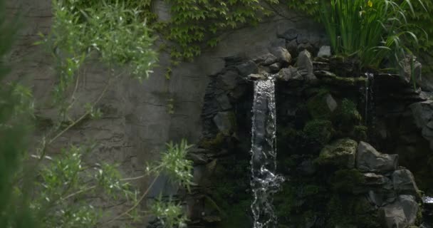 Wodospad, wietrznie Pogoda, posypane wody, sztuczne skały — Wideo stockowe