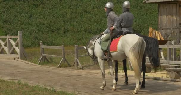 Drei Schauspieler als Prinz Wladimir der Große, Taufer Russlands, und zwei seiner Krieger reiten, Bediener mit Kamera im Vordergrund — Stockvideo