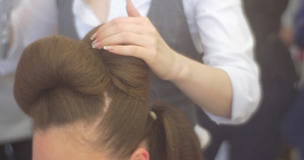 Stylistka jest za pomocą utrwalania włosów spray Fryzjer robi fryzurę dla kobiety z długim Brown Hairs Barbershop Fryzjerstwo salon piękności — Wideo stockowe