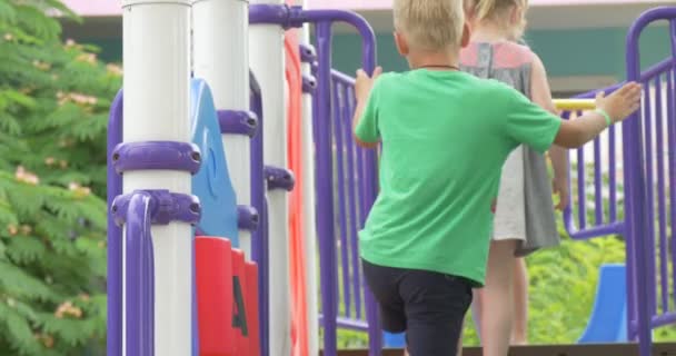 Enfants, Les enfants jouent au terrain de jeux, Marcher, Parler, Équipement de terrain de jeux, Chute, Escaliers, Lettres colorées, Fille ont tourné la lettre — Video