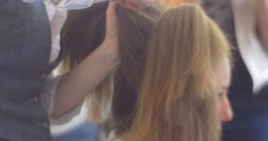 Stilist Kuaför Saç Modeli Tarama ve Uzun Saçlı Berber dükkanı Güzellik Salonu ile Üç Ponytails Kadın içine Saç Sabitleme yapıyor