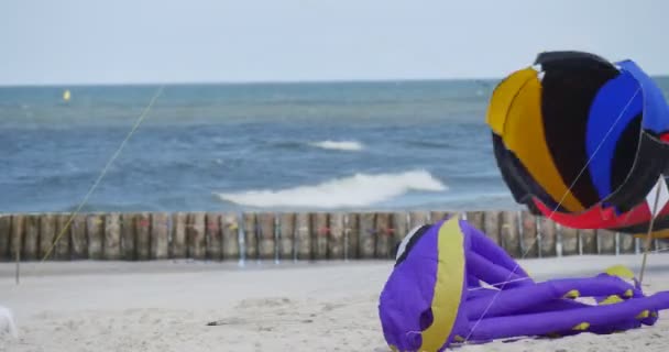Ξεκινώντας ένα χταπόδι αέρα κολυμβητής - άνθρωποι προετοιμασία τους χαρταετούς και αέρα κολυμβητές ή να τους φέρουν στο διεθνή kite Φεστιβάλ στην Leba, Πολωνία. — Αρχείο Βίντεο