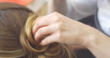 Stilist Kuaför Saç Modeli Nihayet Saç fiksasyon Sprey Uzun Kahverengi Kıllar Güzellik Salonu ile Başının Arka Üzerinde Curls Sabitleme yapıyor
