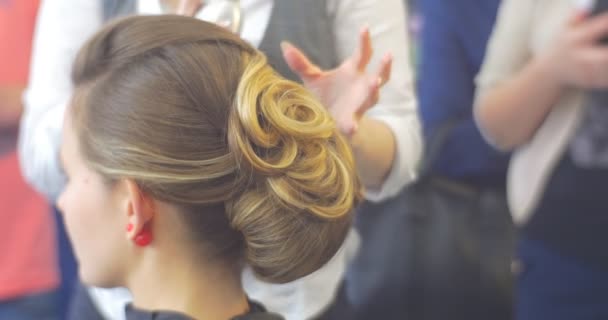 Modelo con mujer peinado complicado hecho resently con cabellos marrones largos estilo pelo rubio coloreado hebras peluquería salón de belleza — Vídeos de Stock