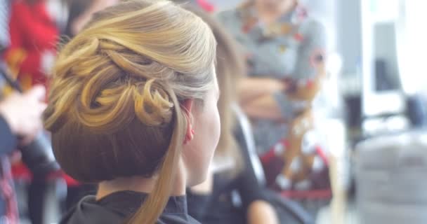 Model z realnie Made skomplikowane fryzura kobieta z długimi brązowymi włoskimi stylizowane włosy nici Barbershop Fryzjer salon piękności — Wideo stockowe