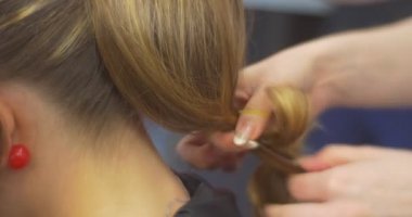 Stilist Kuaför Uzun Hairs Berber dükkanı Güzellik Salonu ile Rubber Band Woman ile Baş ın Arkasına Bir Saç İpliği Sabitleme Bir Saç Modeli Yapıyor