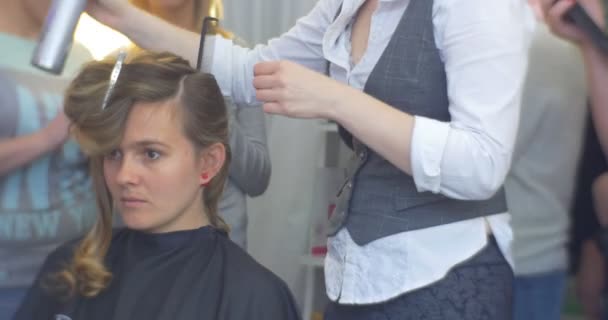 Estilista Peluquería está fijando hebras de cabello con Barrette creando peinado para mujer con largos cabellos justos fijándolo por fijación Spray Beauty Salon — Vídeo de stock