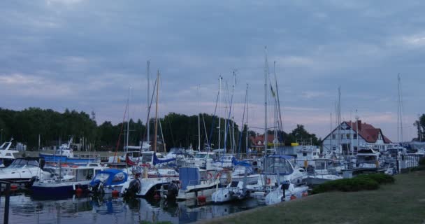 Yachts Are Laid Up Yacht Club Port Harbor Calm Clear Water Green Trees Grass Cloudy Sky Summer Evening Leba Poland — 图库视频影像