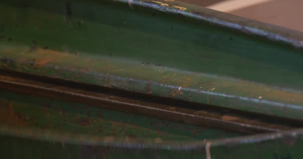 Las manos del hombre cortan la placa de cobre en la guillotina Instalación de la placa de cobre a la máquina de cerca Prepare la placa de cobre para el taller de grabado artesanal — Vídeos de Stock