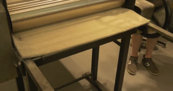 Dieses Video beschreibt eine Methode der Presse mit dem Einsatz von Bronzeblatt und Pressmaschine — Stockvideo