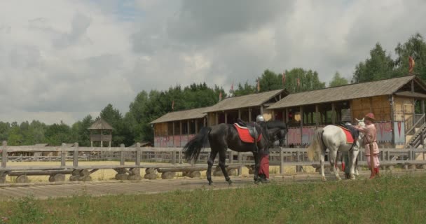 Atores em Trajes como Vladimir O Grande, Batista da Rússia, e Seus Dois Guerreiros em Cadeia de Armadura, Ensaiando Antes da peça, Montando a Cavalos — Vídeo de Stock