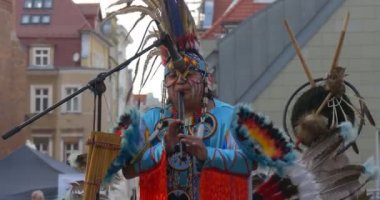 Ulusal Kostümler Tüyler Kurdeleler Kolye Ler Flüt Ve Dans Hintliler Performers Playing Man Playing National Music Man Viewer Sitting