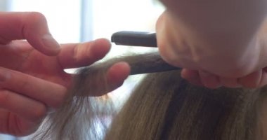 Stilist Kuaför el Berber Güzellik salonları kadar yakın saç modeli küçük bukleler kıllar hacimce Saç Düzleştirici demir Gofre kıllar yapıyoruz