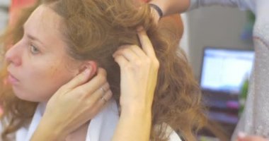 İki stilistler salonların çoğu yapma saç modeli oluklu demir modelidir Talking gülümseyen dokunur ona kulak güzellik salonları için stilist kadın modelidir