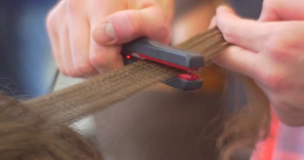 Fodrász fodrász kezét, hogy a frizura Smal fürtök szőrszálak térfogat a haj Egyenesítő vas Gofre szőrszálakat közelről Gofre szőrszálakat szépségszalon — Stock videók