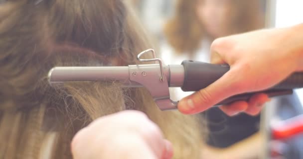 Gofre Hairs Close Up Cabeleireiros Mãos Fazendo o Penteado por Ferro Ondulado Para uma Mulher com Cabelos Longos Barbearia Cabeleireiro Salão de Beleza — Vídeo de Stock