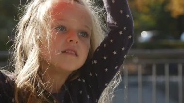 Uzun Adil Tüyleri Olan Küçük Kız Top Oynarken Ellerini Kaldırıyor Top Kız Yakalar Top Kız Park Ağaçlar Çit Sunny Day Atlama Gülümsüyor