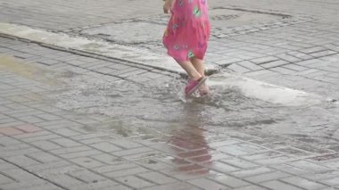 Joyful Little Girl Bir Işık Yaz Giyim Giymiş Derin Bir Su Birikintisi Üzerinde Çalışır