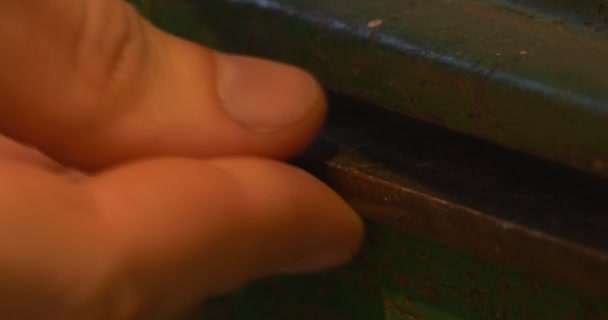 Ember kezében a kis réz szalag telepítése a Guillotine vágás a négyzet alakú darab réz lemez a Guillotine előkészítése, gravírozás kézműves — Stock videók