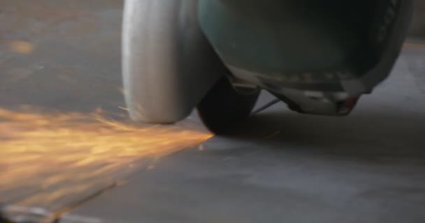 Corte abrasivo com moedor de ângulo, máquina, ferramenta elétrica de mão, roda de moagem — Vídeo de Stock