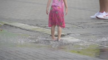 Çocuklar Sıcak Yaz Öğleden Sonra Sokakta Su ile Oynamak