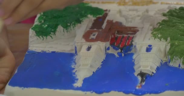 Manos de niña con pincel de cerca Los niños están pintando la catedral para la subasta de caridad Títeres y teatro de actores — Vídeos de Stock