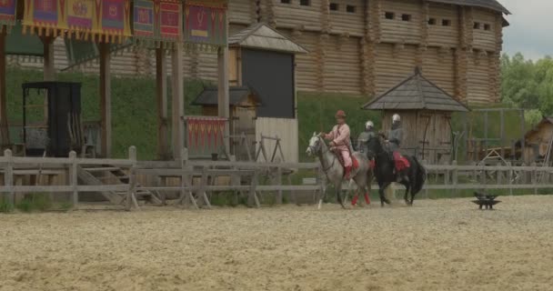 Skådespelare som prins Vadimir den Store och två hans krigare, i gamla kostymer, Ridning, Ancient City, Stadium — Stockvideo