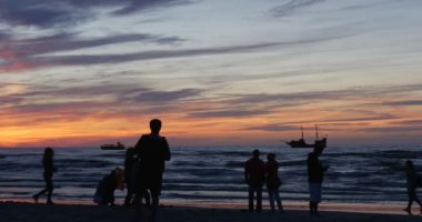 İnsanlar Uçan Fenerler Aileler Siluetler Ufuk Parlak Sunset Dalgalar Akşam Deniz Hareketli Gemi Yürüyüş Sandy Beach tarafından Yürüyüş vardır Uçar